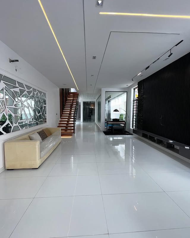5-bedroom detached duplex with pool and cinema in Ikota for ₦350M