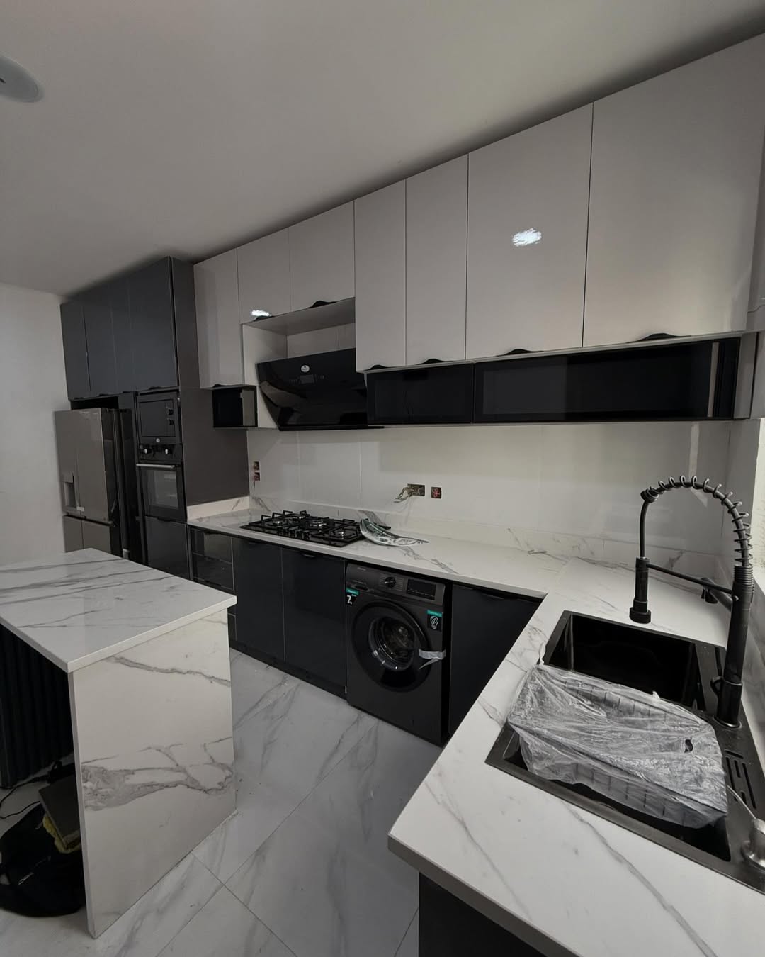 2 bedroom apartment with BQ in Lekki Phase 1 for ₦270M