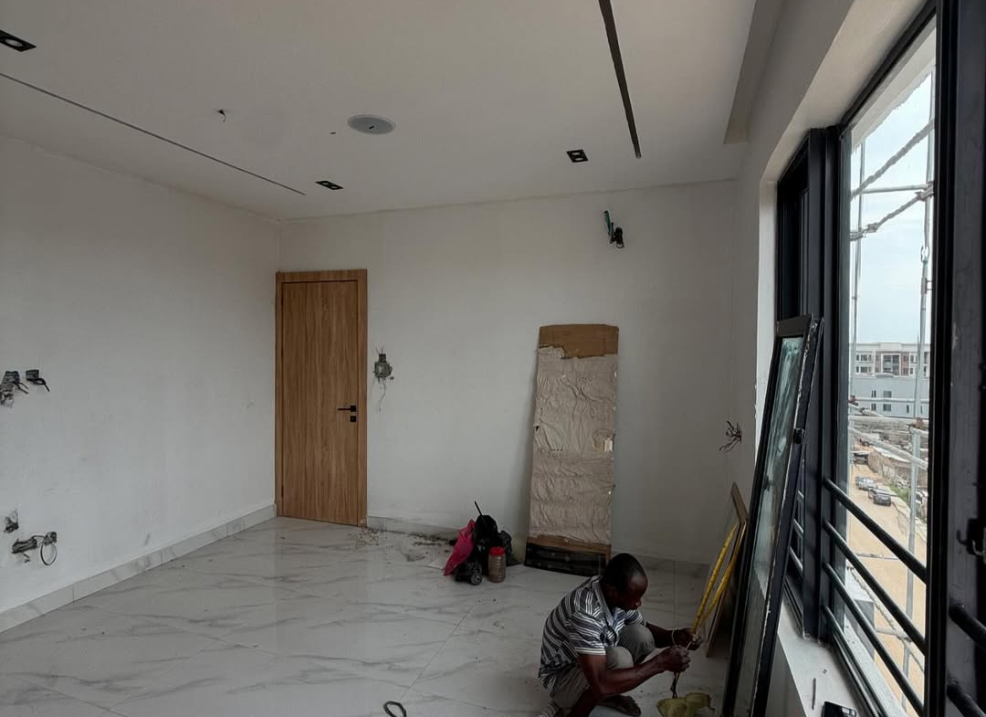 2 bedroom apartment with BQ in Lekki Phase 1 for ₦270M