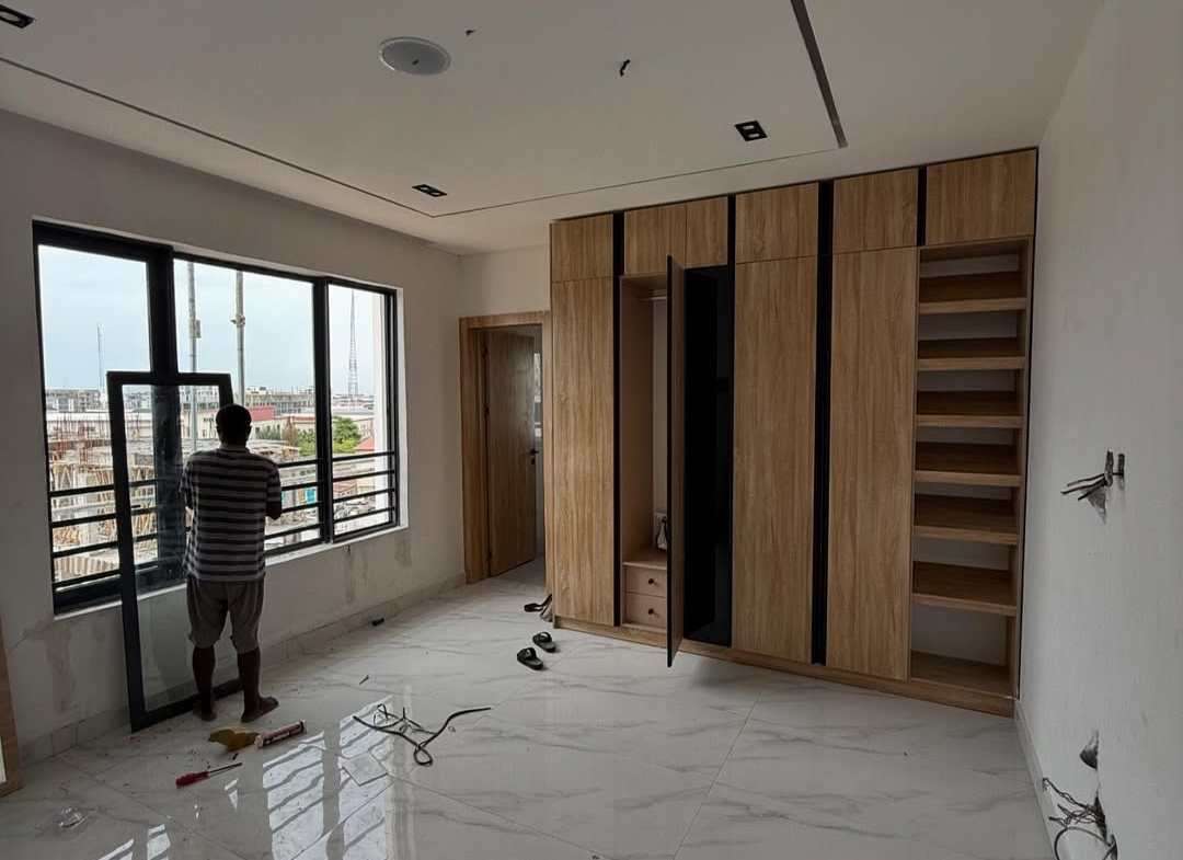 2 bedroom apartment with BQ in Lekki Phase 1 for ₦270M