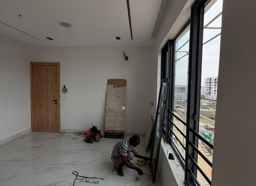 2 bedroom apartment with BQ in Lekki Phase 1 for ₦270M