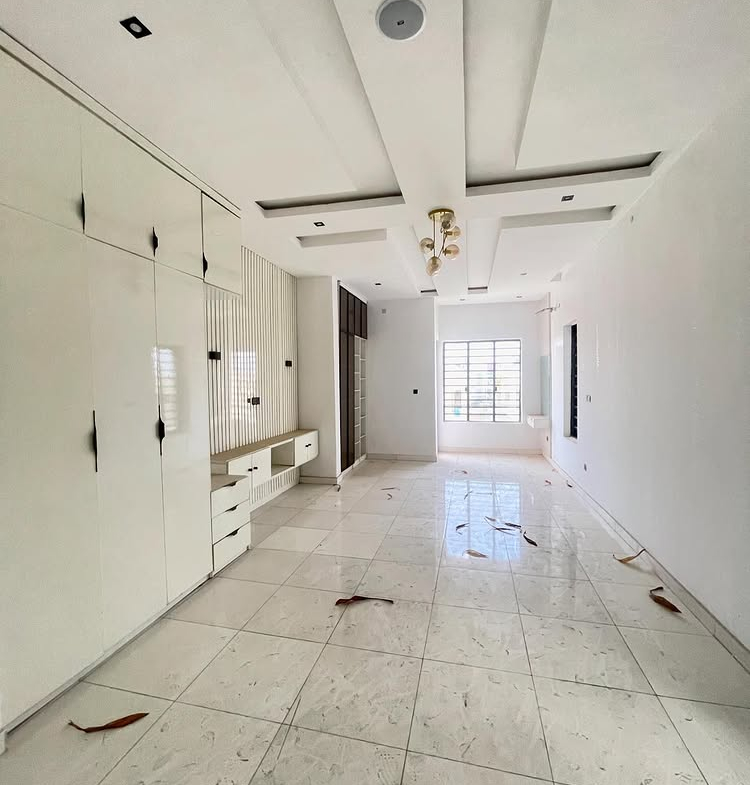 5-bedroom detached duplex with BQ, pool, and cinema for sale in Chevron
