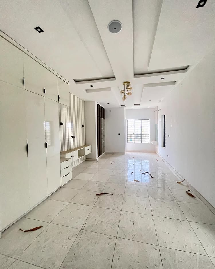 5-bedroom detached duplex with BQ, pool, and cinema for sale in Chevron