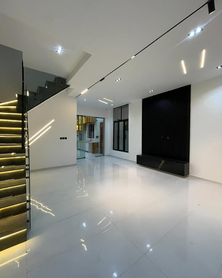 Modern 4 bedroom detached duplex with spacious compound and smart features in Ikota, Lagos, priced at 190M.