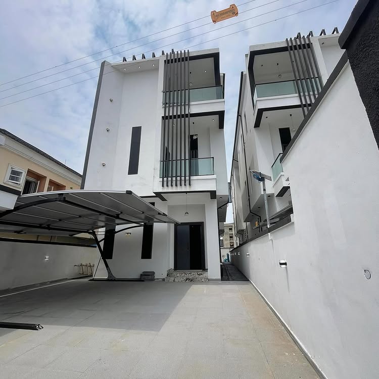 5-Bedroom Detached Duplex with BQ in Ikota Villa
