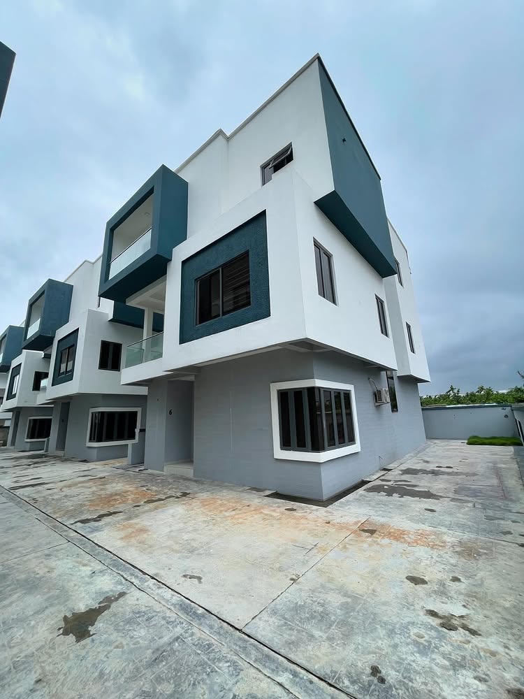 4-Bedroom Duplex in Orchid