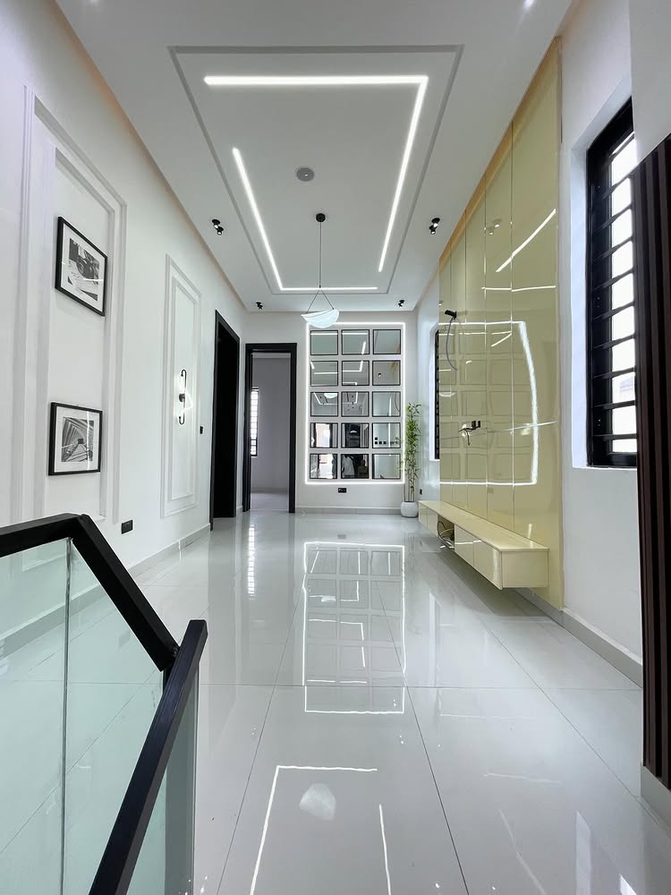 5-Bedroom Duplex in Chevron Toll Gate