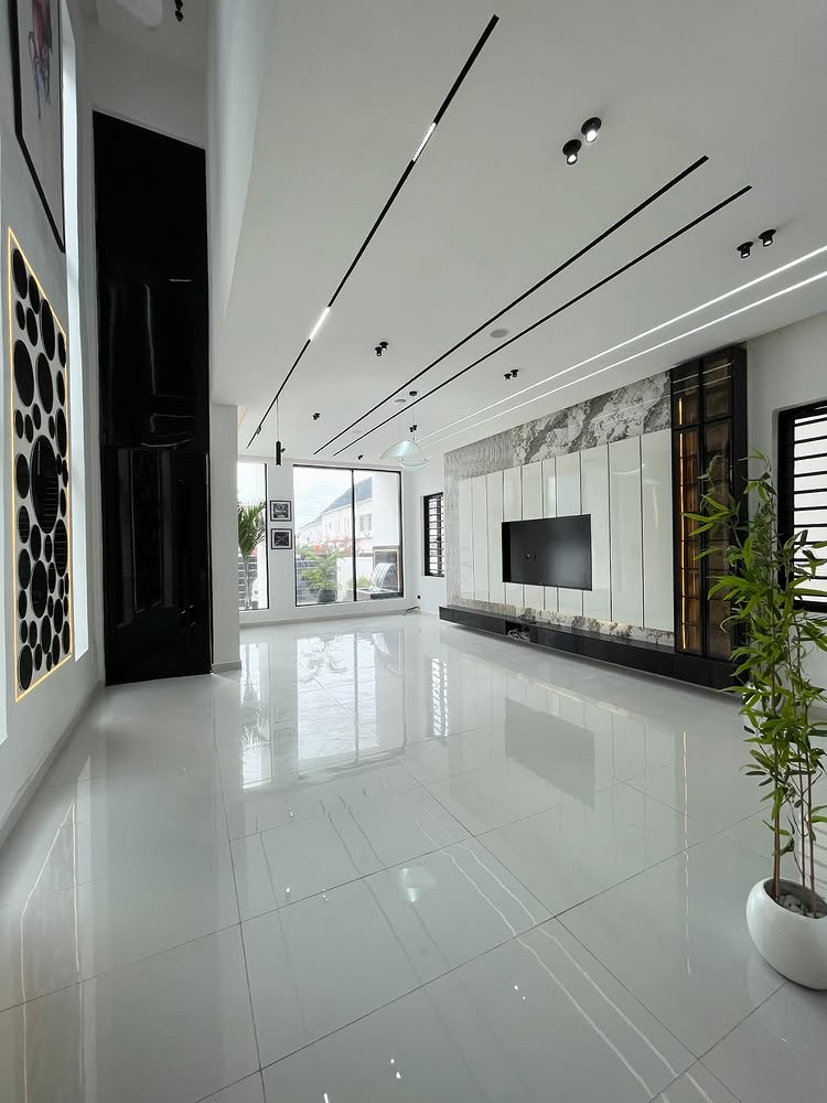 5-Bedroom Duplex in Chevron Toll Gate