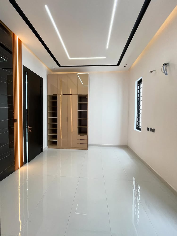 5-Bedroom Duplex in Chevron Toll Gate