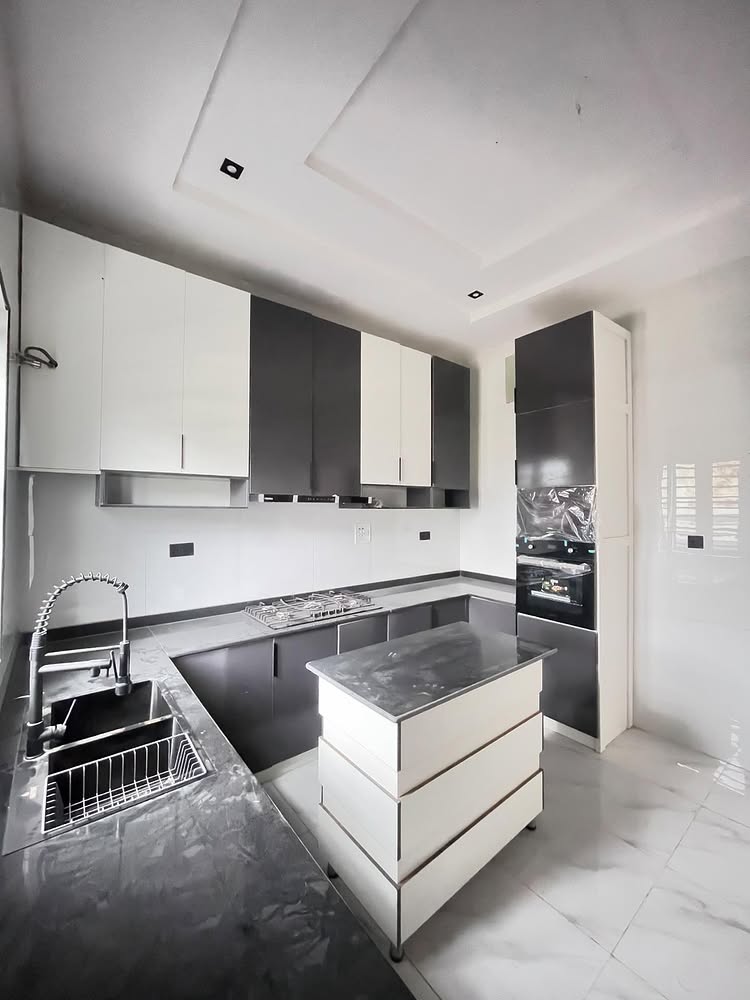 4-Bedroom Terrace Duplex in Ikota Villa