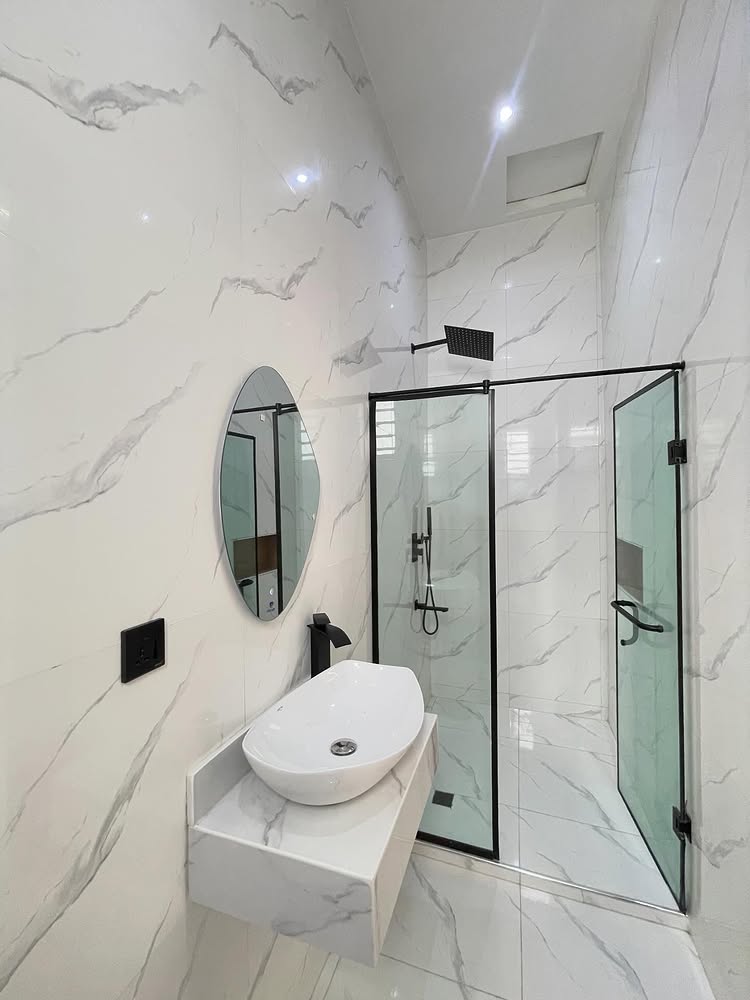 5-Bedroom Duplex in Chevron Toll Gate