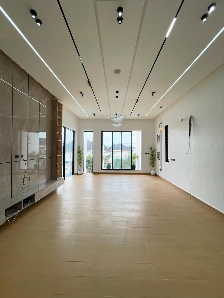 5-Bedroom Duplex in Chevron Toll Gate