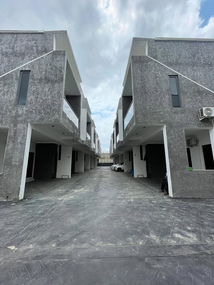 4-Bedroom Terrace Duplex in Ikota Villa