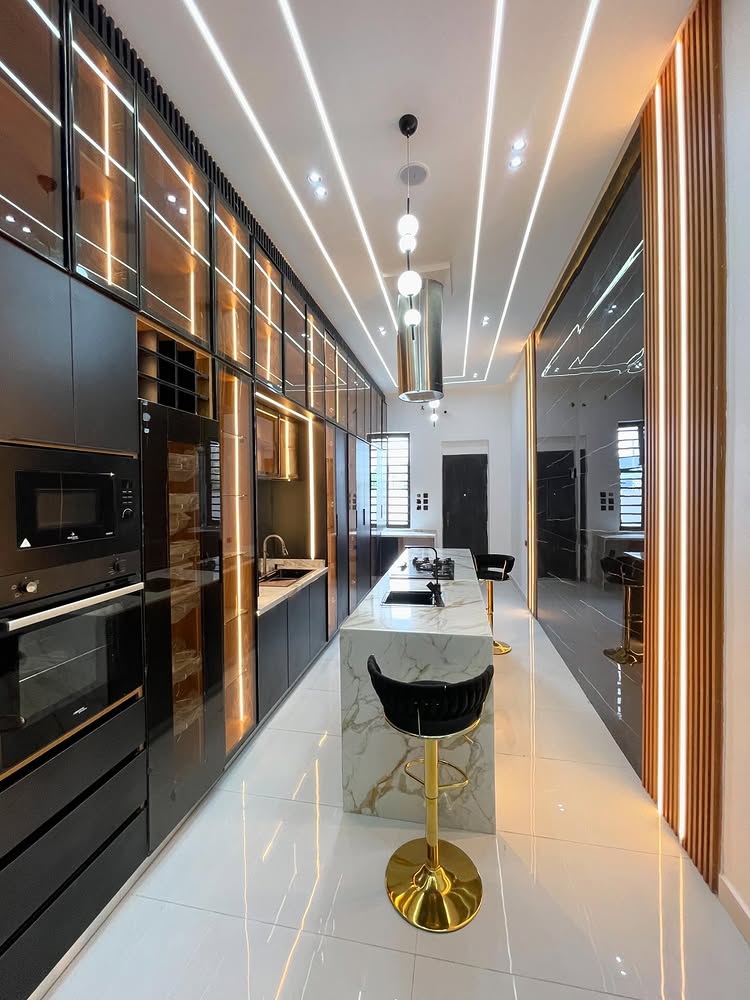 5-Bedroom Duplex in Chevron Toll Gate