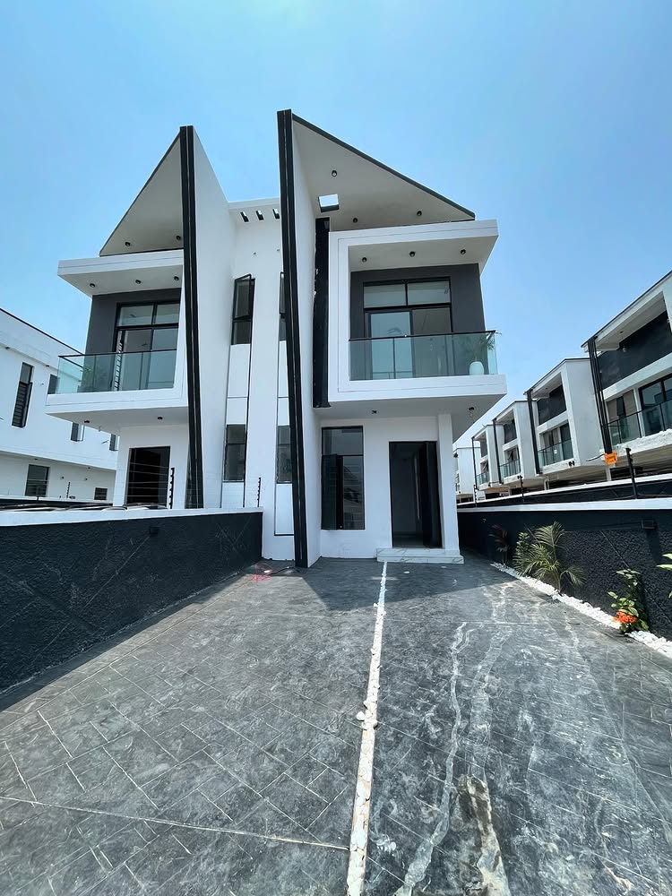 4-Bedroom Duplex in Ikota Villa