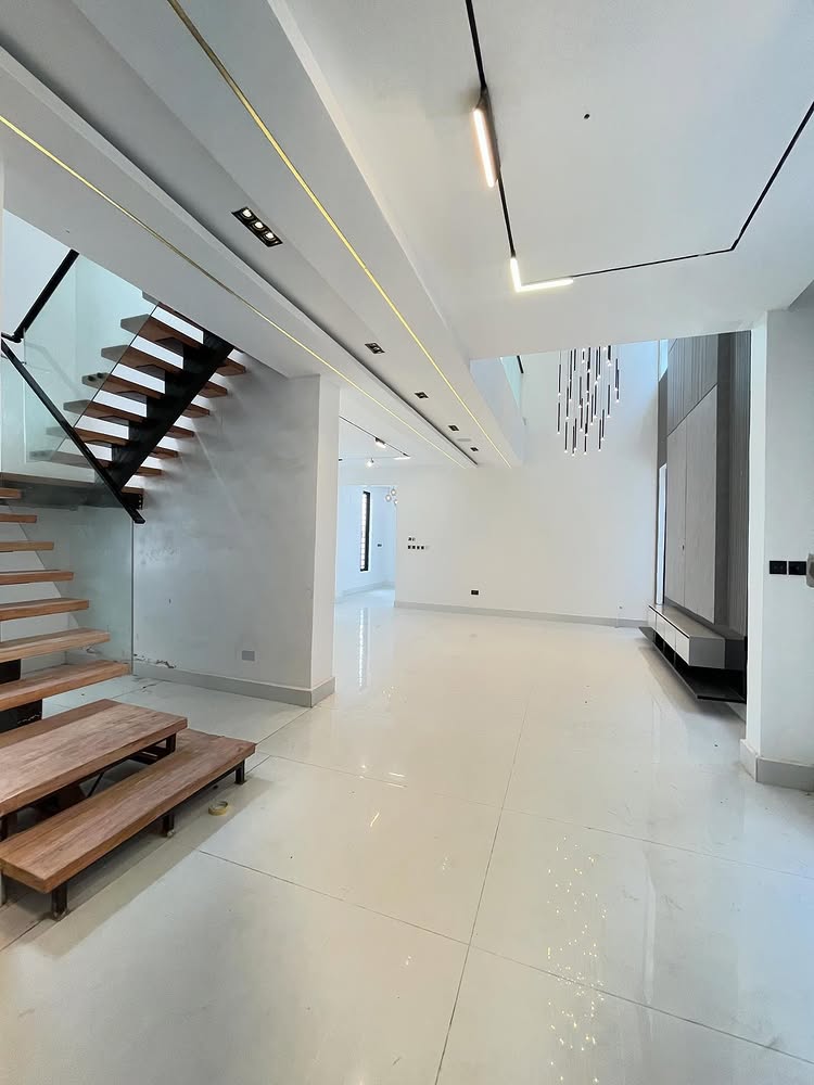 5-Bedroom Duplex with Cinema in Lekki Phase 1