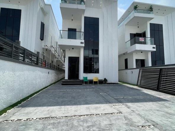 5-Bedroom Duplex in Chevron