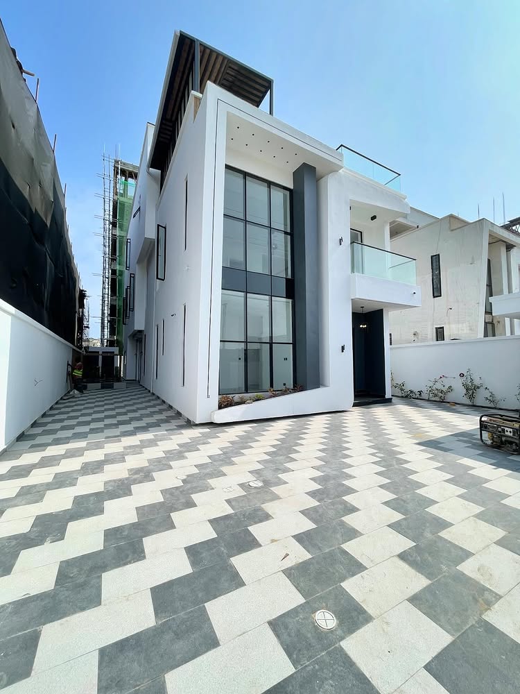 5-Bedroom Duplex with Cinema in Lekki Phase 1