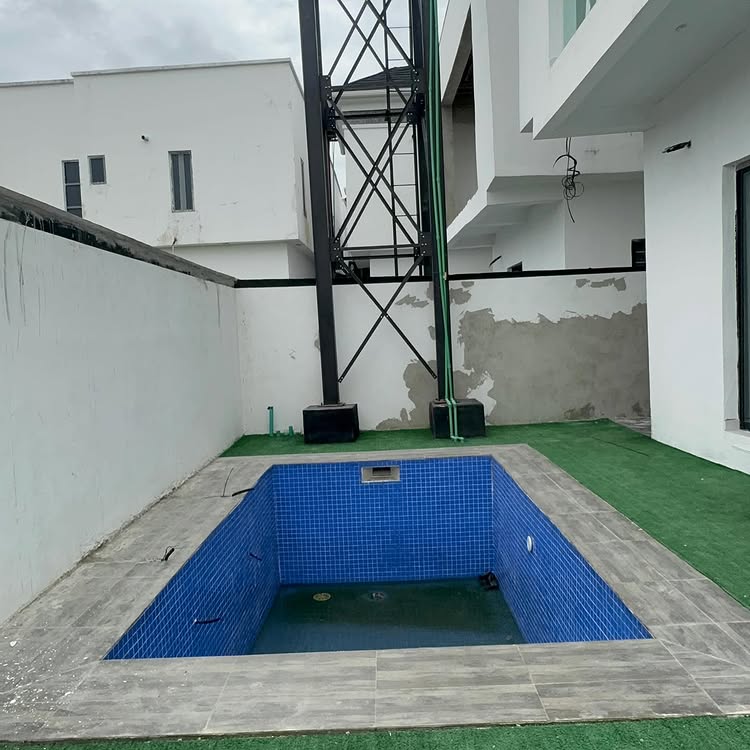 5-Bedroom Duplex in Chevron