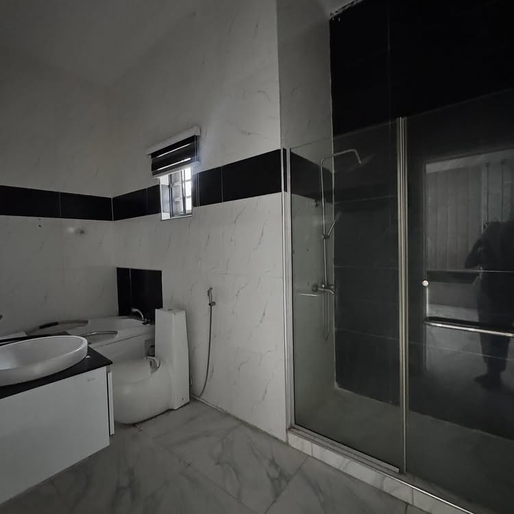 5-Bedroom Duplex in Chevron