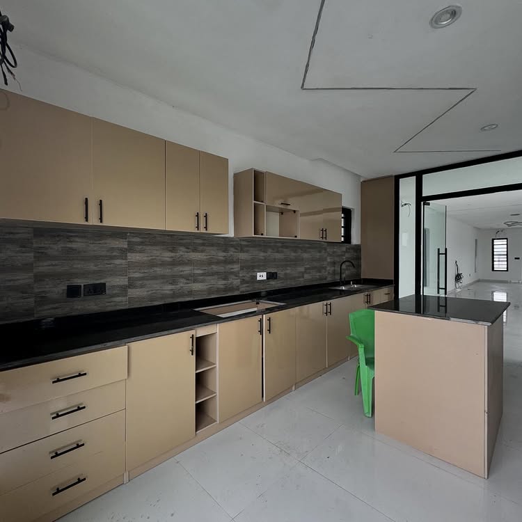 5-Bedroom Duplex in Chevron