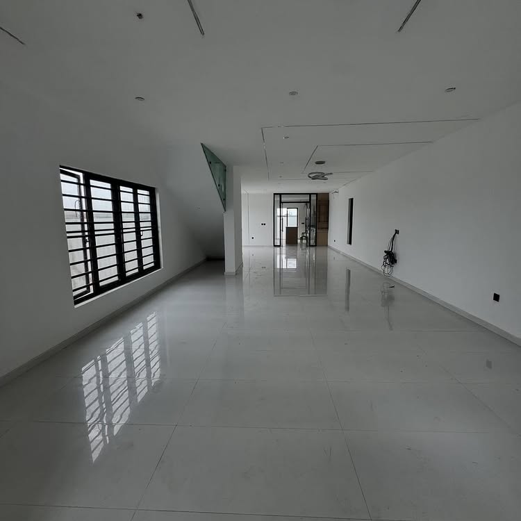 5-Bedroom Duplex in Chevron